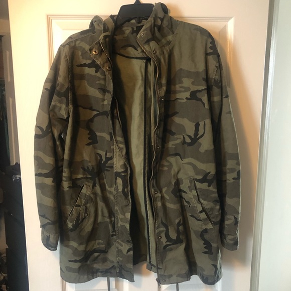Forever 21 Jackets & Blazers - Women’s Camo light jacket Large